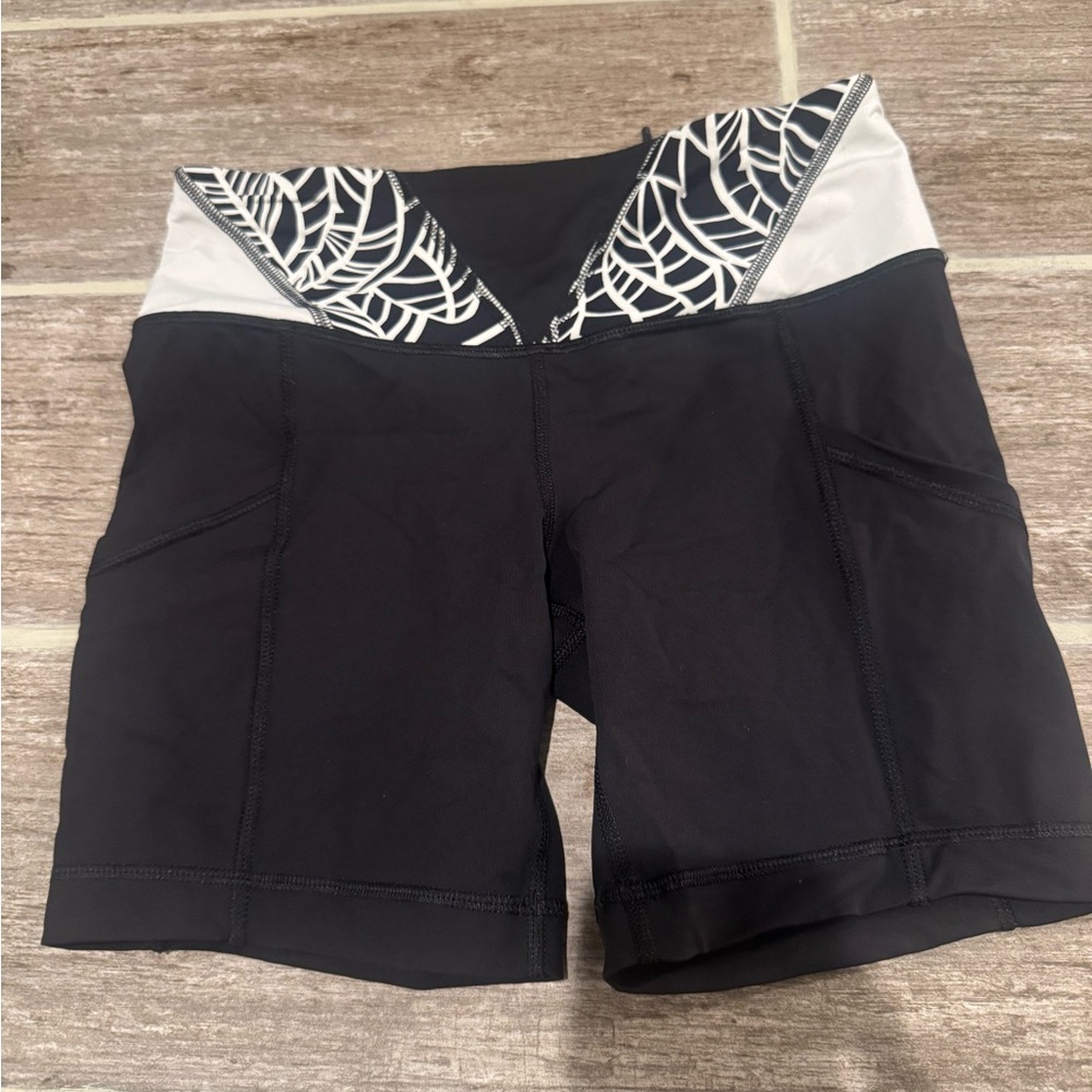 LULULEMON ATHLETICA RUN DARR AND DASH SHORTS BLACK WHITE